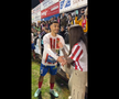 Imagini emoționante după meciul Barcelonei » Fotbalistul și-a cerut iubita în căsătorie pe teren