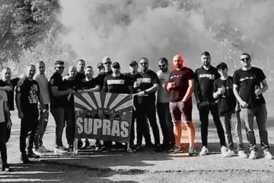 Adrian Stan, suporterul dinamovist grav bolnav (încadrat color), a încetat din viață / Sursă foto: Instagram@ FCD.Sud Cauza care i-a unit pe dinamoviști și rapidiști » Rivalii au mers să doneze sânge pentru un suporter grav bolnav. Vestea tragică a venit o zi mai târziu