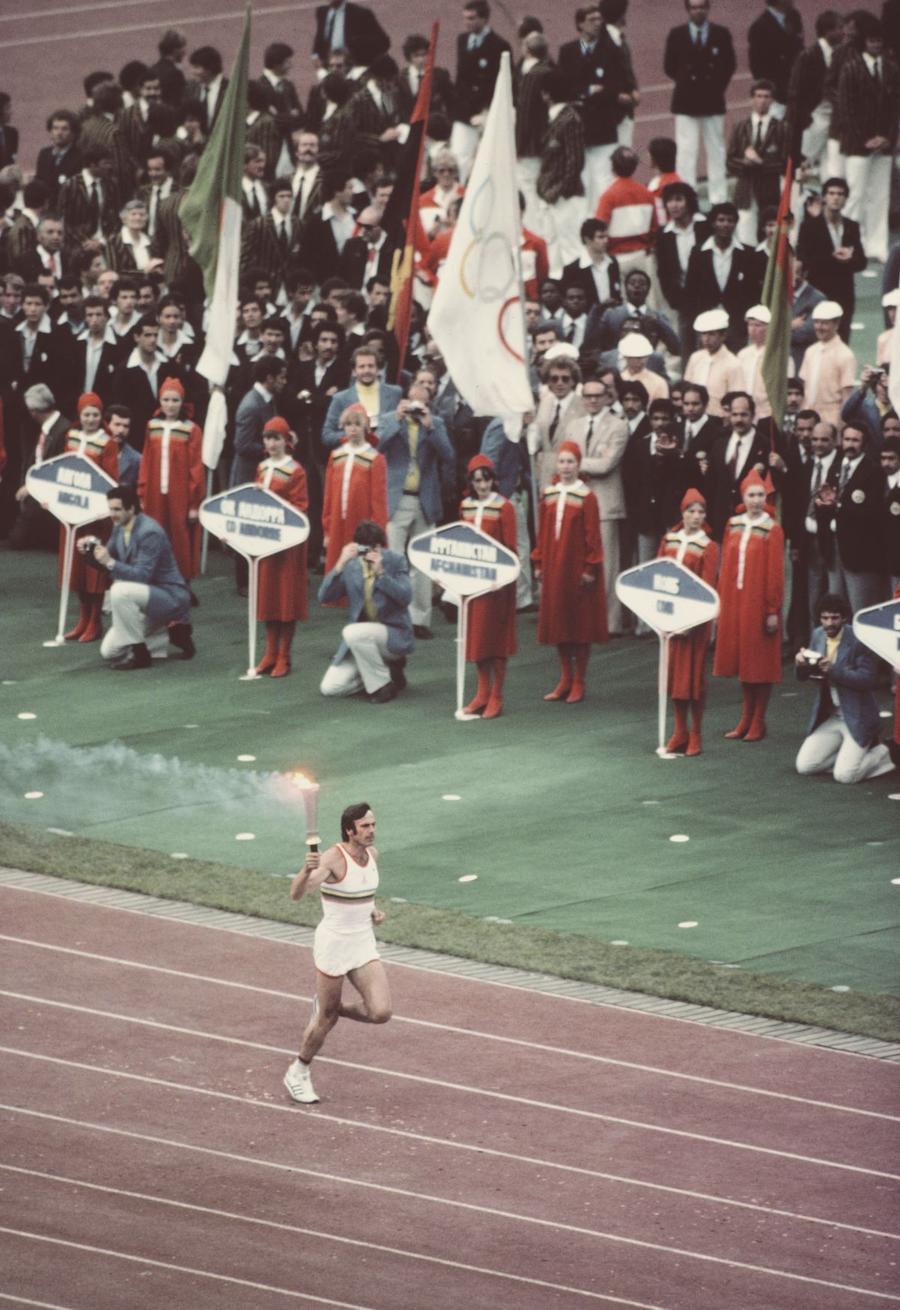 Baschetbalistul sovietic Sergei Belov poartă torța olimpică la ceremonia de deschidere a JO de la Moscova 1980 Foto: Guliver / Getty Images „Mi-a furat viața!” » America îl plânge pe Jimmy Carter, dar o decizie a fostului președinte a prăbușit speranțe, cariere, poate chiar sporturi întregi: „Nu-mi venea să cred ce ne cere”