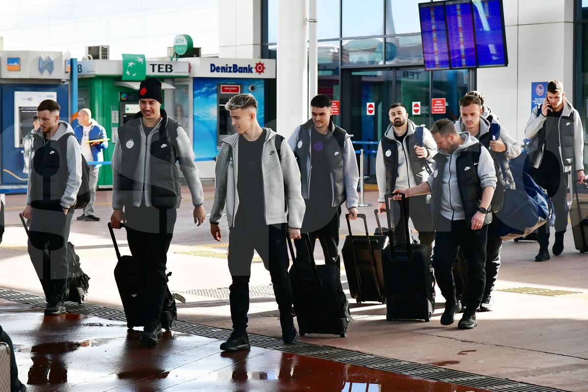 „Ia uite ce scrie aici!” » 6 detalii de la sosirea FCSB în Antalya: autocar venit pentru Steaua București + Lui Chiricheș nu i-au căzut „gradele”