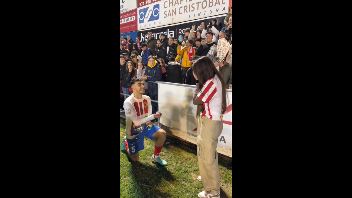 Imagini emoționante după meciul Barcelonei » Fotbalistul și-a cerut iubita în căsătorie pe teren