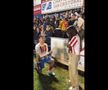 Imagini emoționante după meciul Barcelonei » Fotbalistul și-a cerut iubita în căsătorie pe teren