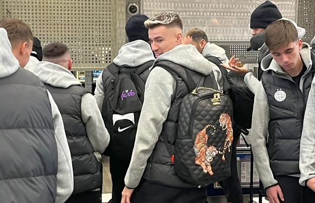 Unii cu leul, alții cu tigrul » Detalii inedite la plecarea FCSB în Antalya: două fețe noi în lot și 5 absenți + Ce versuri și-a scris Adi Șut pe valiză