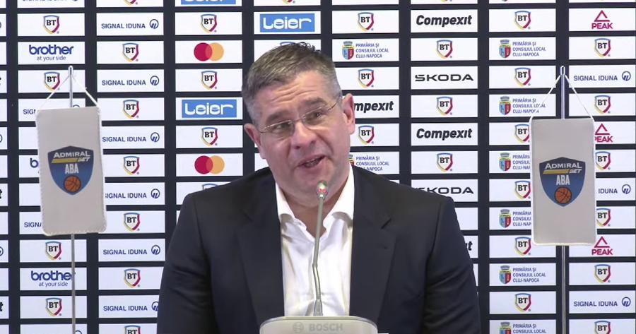Sașa Nikitovic, la conferința de presă din BTarena/Foto: captură YouTube (U-BT Cluj-Napoca) După 25 de ani, un sârb a revenit în România și a fost categoric: „E o țară total diferită. Totul e schimbat”