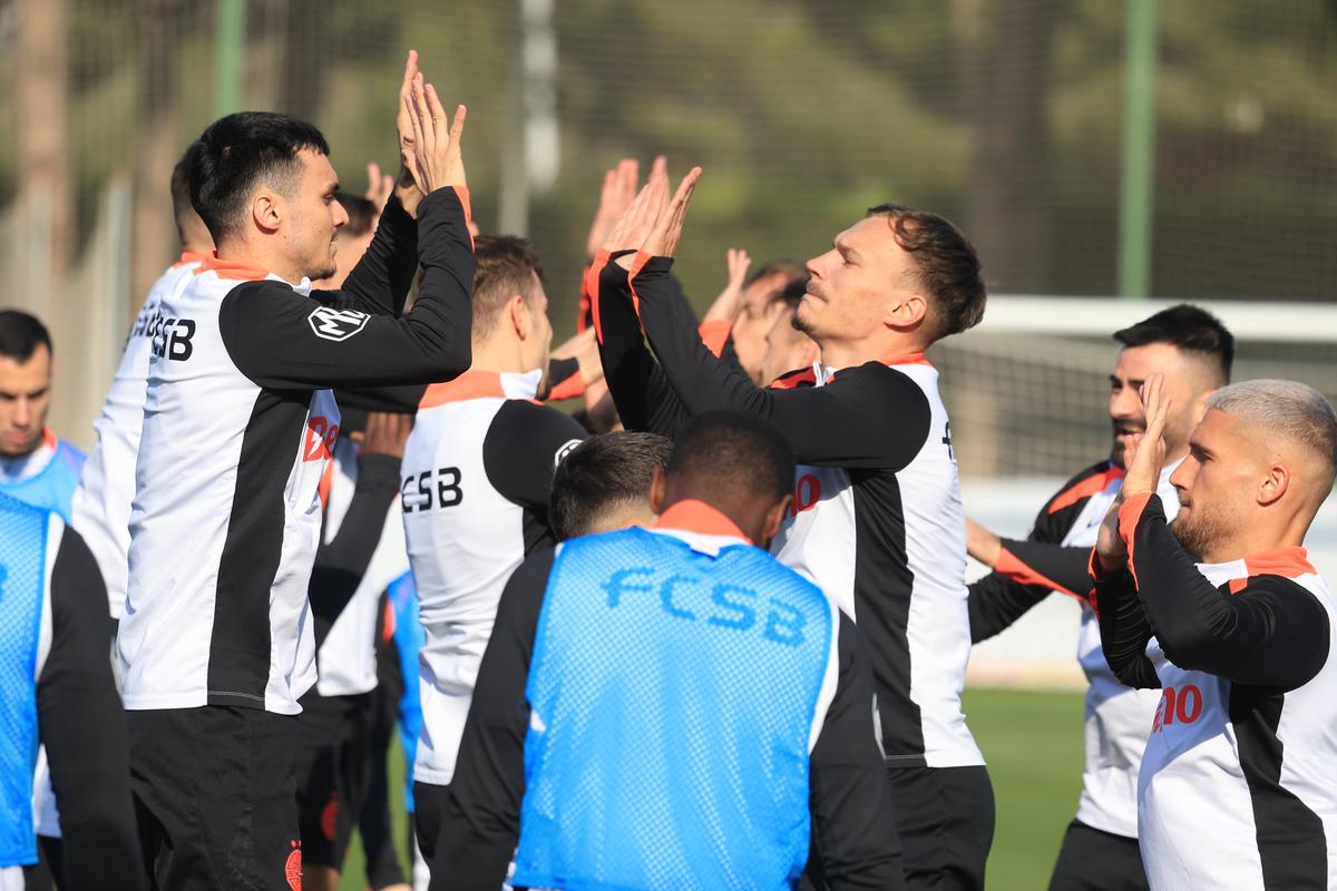 Chinuiți în Antalya » Fotbaliștii de la FCSB, „storși” de Neubert la antrenament! Imagini tari din Turcia