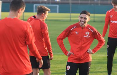 Voie bună la antrenamentul lui Dinamo » Cum se pregătesc „câinii” pentru lupta la titlu + Ce fotbalist a intrat cu probleme