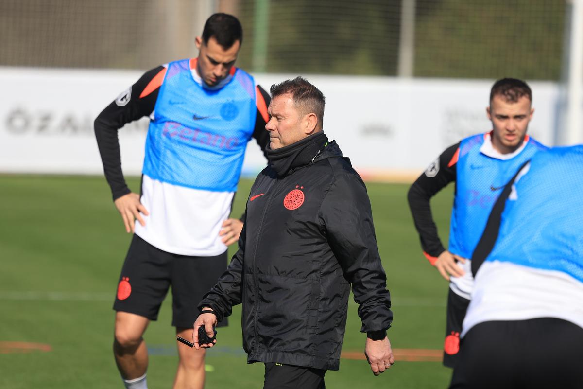 Chinuiți în Antalya » Fotbaliștii de la FCSB, „storși” de Neubert la antrenament! Imagini tari din Turcia