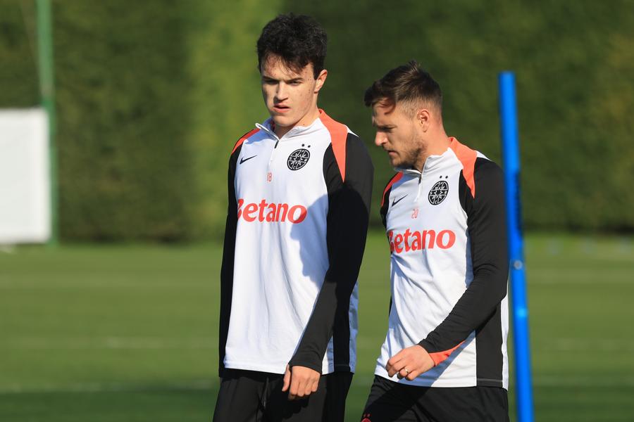 Antrenament FCSB în Antalya Politic FOTO: Ionuţ Iordache (GSP) „Îmi aduc aminte de tinerețe” » Campionul României mai are un vis la 37 de ani: „Doar două, trei minute în Superligă!”