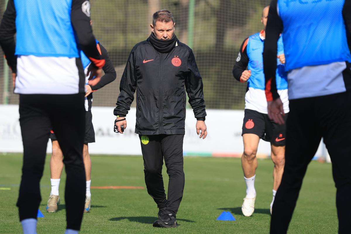 Chinuiți în Antalya » Fotbaliștii de la FCSB, „storși” de Neubert la antrenament! Imagini tari din Turcia