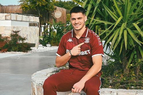 Daniel Paraschiv a fost prezentat de Rapid // Facebook @ FC Rapid