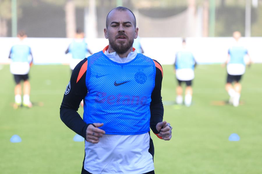 Antrenament FCSB în Antalya, Denis Alibec FOTO: Ionuţ Iordache (GSP) Gigi Becali și Sorin Cârțu, dialog spectaculos în direct: „Asta îmi dorești tu mie?!”