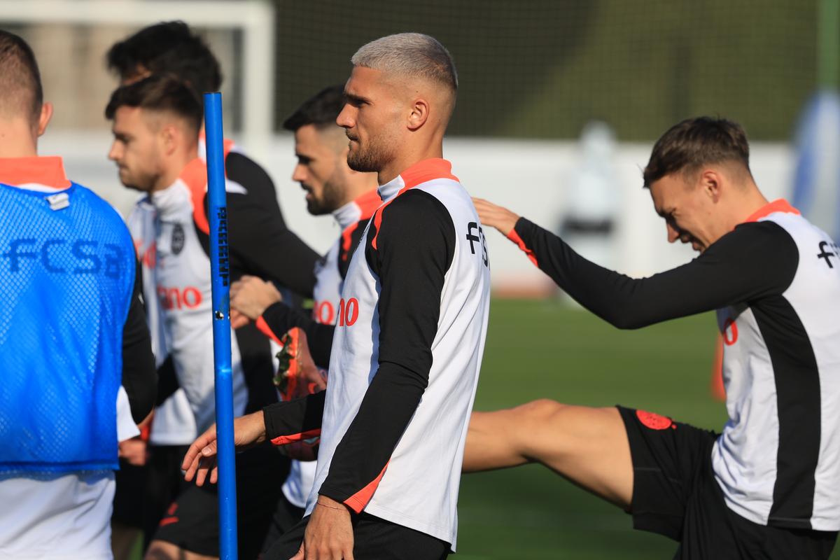 Chinuiți în Antalya » Fotbaliștii de la FCSB, „storși” de Neubert la antrenament! Imagini tari din Turcia