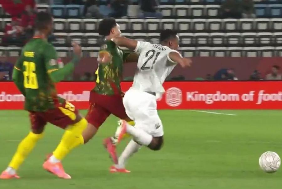 La două minute după acest fault comis de Ngezana, Camerun a deschis scorul Jucătorul de la FCSB, „mitraliat” după prestația de la Cupa Africii: „Ne ucide!”