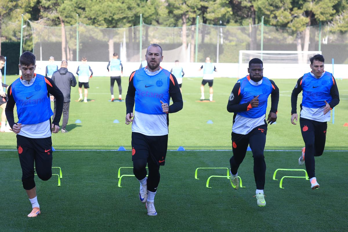 Chinuiți în Antalya » Fotbaliștii de la FCSB, „storși” de Neubert la antrenament! Imagini tari din Turcia
