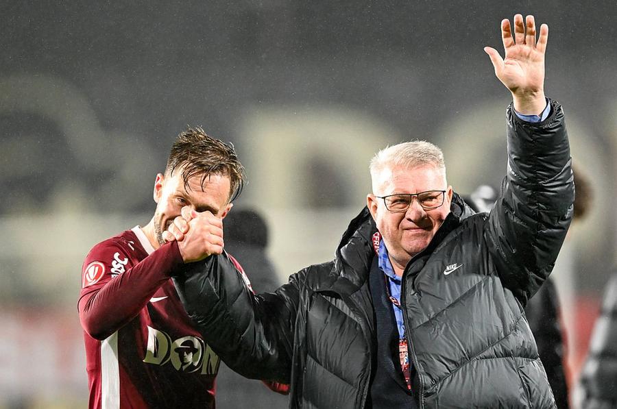 Damjan Djokovic, aici sărbătorind victoria cu Rapid alături de președintele Iuliu Mureșan // foto: Imago Images Iuliu Mureșan, interviu pentru GSP, din biroul de la Cluj: „A sperat mult că venirea mea o să-l ajute. L-am dat afară în prima zi!” » Cum a revitalizat-o pe CFR
