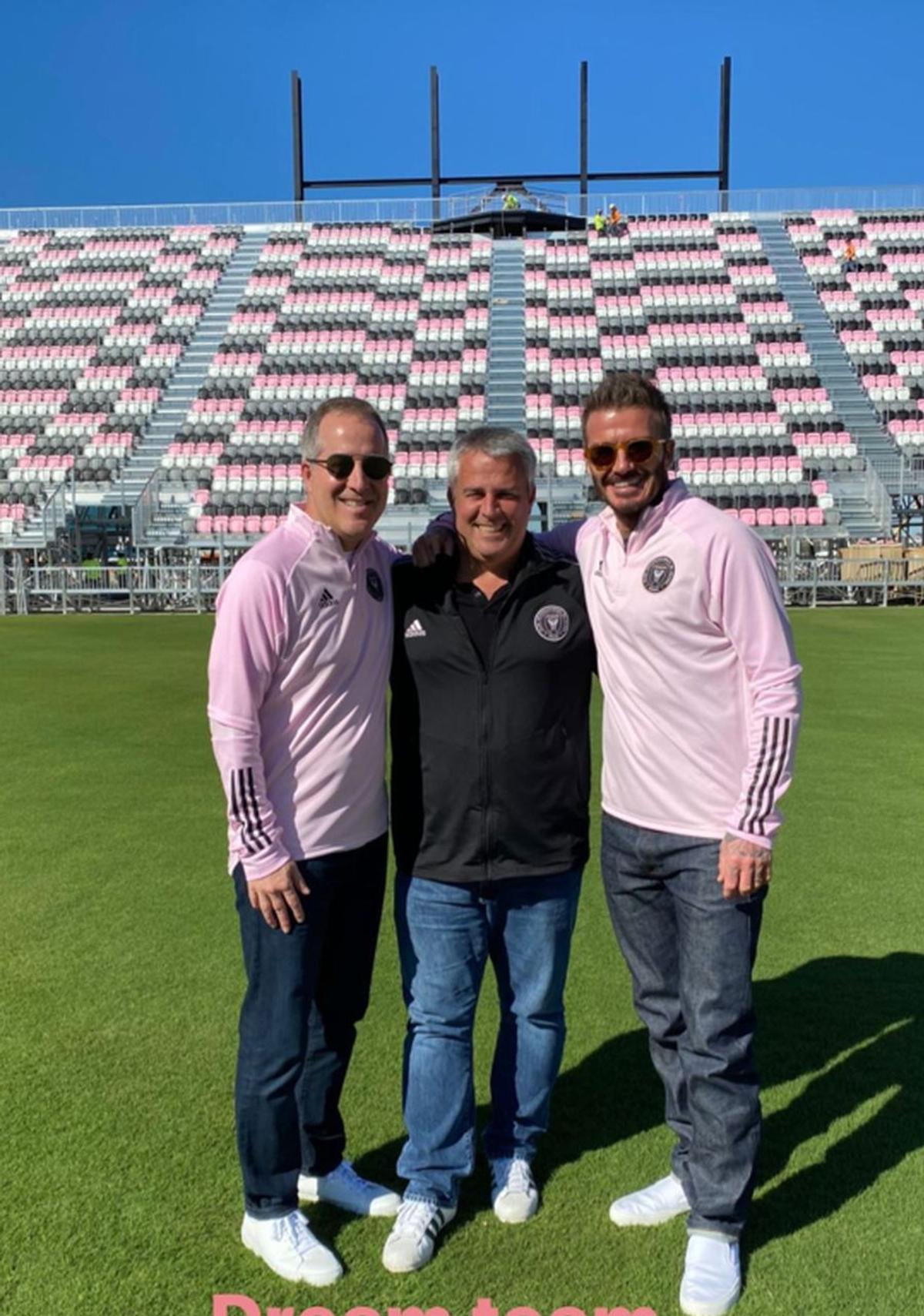 VIDEO + FOTO Cum ar fi arătat scaunele de pe noul Ghencea, dacă David Beckham s-ar fi ocupat de stadion :) » Imagini de azi