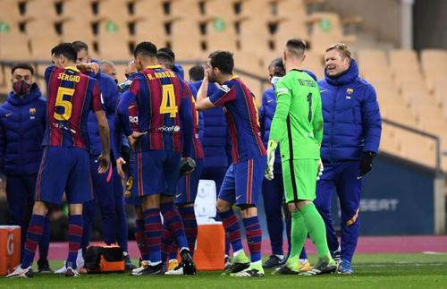 Ronald Koeman, 57 de ani, antrenorul celor de la Barcelona, a fost jignit în mod grosolan de Roberto Soldado (35 de ani)
