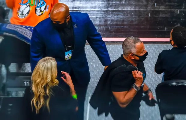 Schimb dur de replici între LeBron James și doi spectatori! Starul din NBA s-a înjurat cu un bărbat, iar soția acestuia a intervenit și l-a amenințat pe baschetbalist