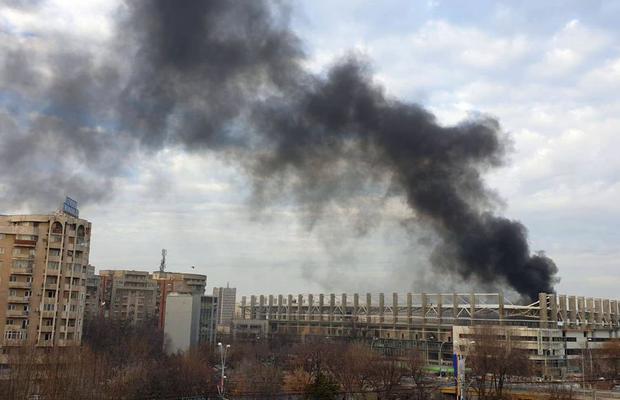 FOTO Panică în Giulești! Fum gros deasupra arenei Rapidului » Prima reacție a pompierilor: „A fost un incendiu în incinta stadionului”
