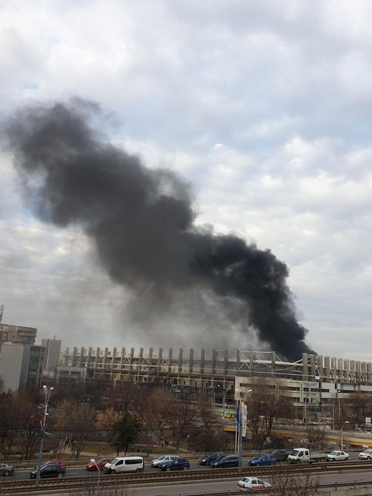 FOTO Panică în Giulești! Fum gros deasupra arenei Rapidului » Prima reacție a pompierilor: „A fost un incendiu în incinta stadionului”
