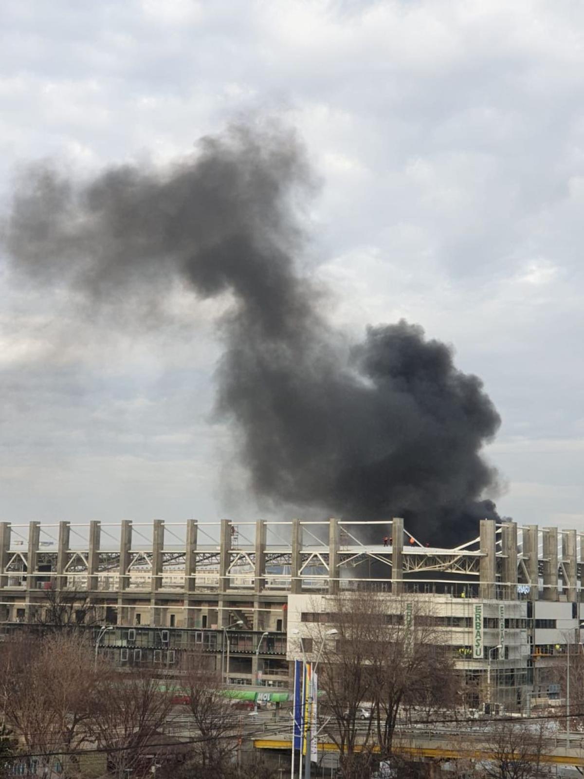 FOTO Panică în Giulești! Fum gros deasupra arenei Rapidului » Prima reacție a pompierilor: „A fost un incendiu în incinta stadionului”