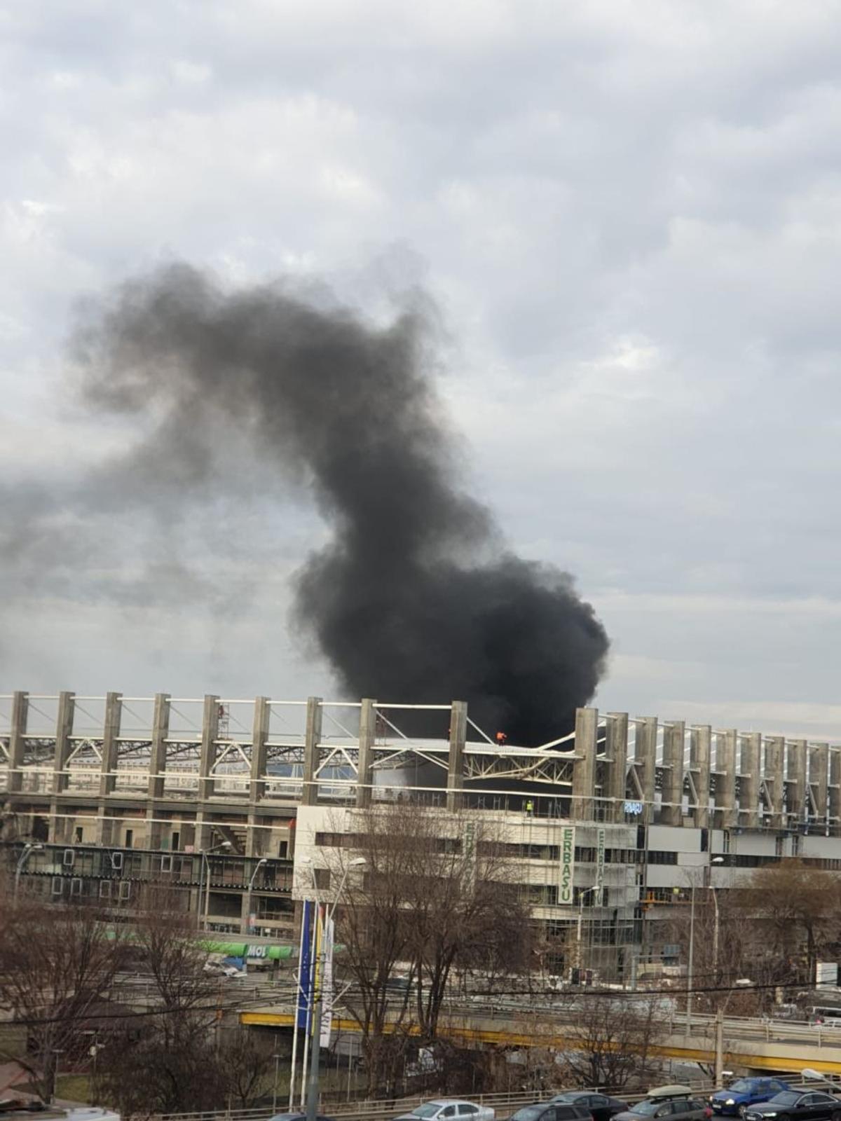 FOTO Panică în Giulești! Fum gros deasupra arenei Rapidului » Prima reacție a pompierilor: „A fost un incendiu în incinta stadionului”