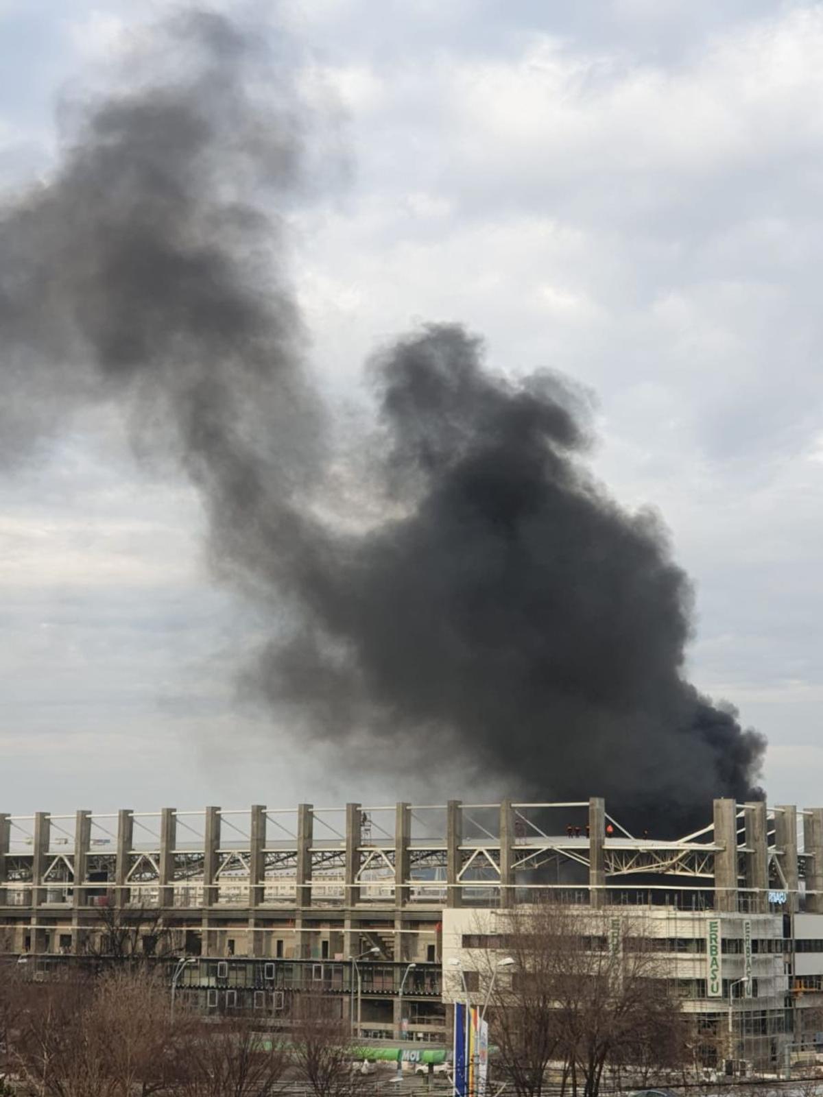 FOTO Panică în Giulești! Fum gros deasupra arenei Rapidului » Prima reacție a pompierilor: „A fost un incendiu în incinta stadionului”