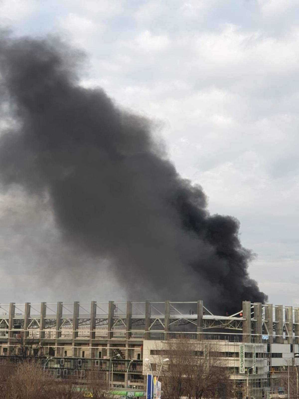FOTO Panică în Giulești! Fum gros deasupra arenei Rapidului » Prima reacție a pompierilor: „A fost un incendiu în incinta stadionului”