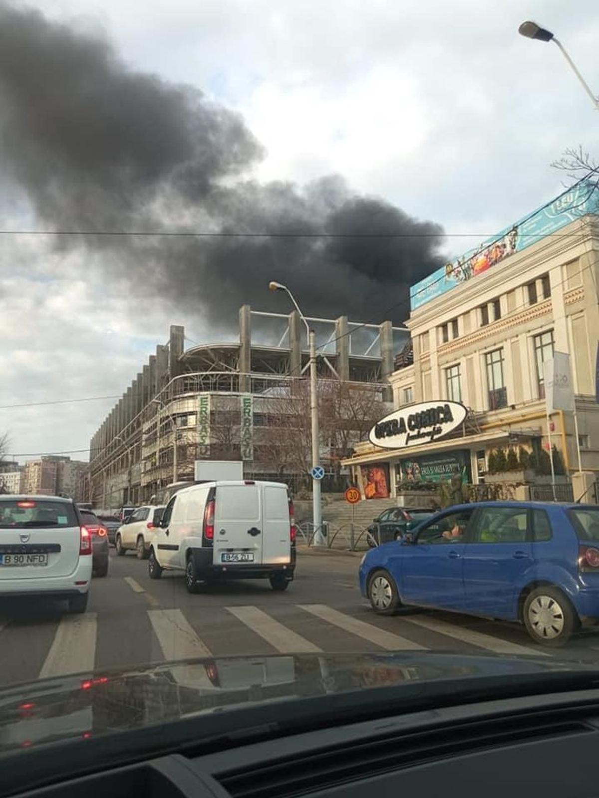 FOTO Panică în Giulești! Fum gros deasupra arenei Rapidului » Prima reacție a pompierilor: „A fost un incendiu în incinta stadionului”