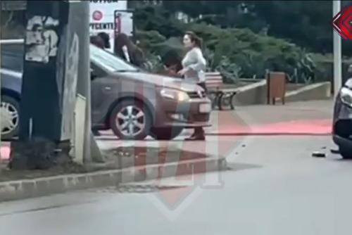 O șoferiță cu Mercedes a bătut-o pe o tânără