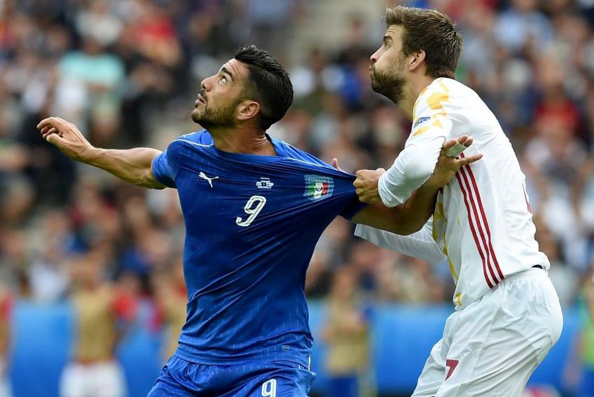 Graziano Pelle, într-un duel cu Gerard Pique în Italia - Spania // foto: Guliver/gettyimages