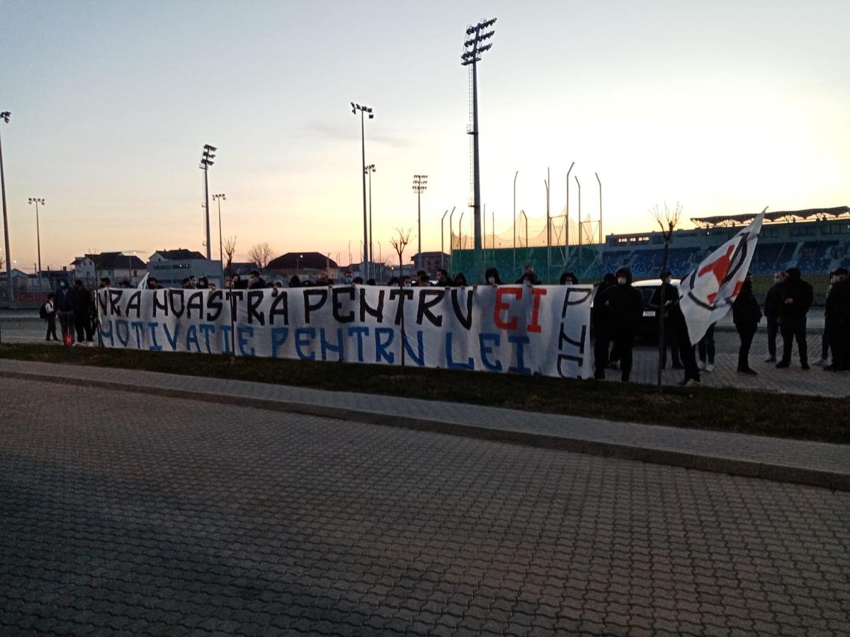 FOTO+VIDEO Spectacol la „Ion Oblemenco” înainte de Craiova - Dinamo! Oltenii, mesaje de susținere pentru jucători și scandări obscene la adresa rivalilor