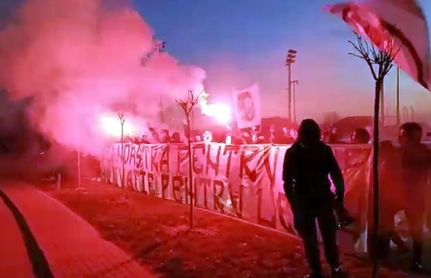 FOTO+VIDEO Spectacol la „Ion Oblemenco” înainte de Craiova - Dinamo! Oltenii, mesaje de susținere pentru jucători și scandări obscene la adresa rivalilor