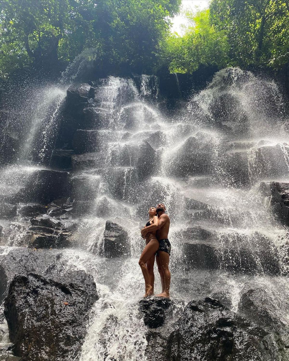 VIDEO Soția lui Răzvan Raț, dans provocator cu fotbalistul pe marginea piscinei, într-un costum de baie minuscul