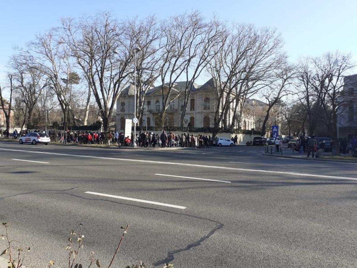 Sute de persoane în fața casei lui Gigi Becali