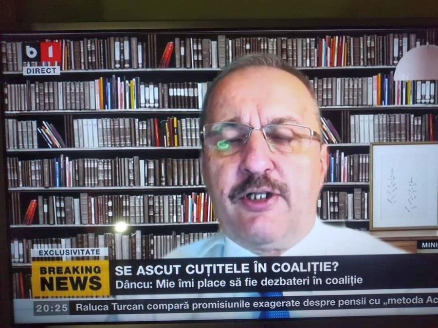 Vasile Dîncu și celebrul tapet care imită o bibliotecă Vasile Dîncu, falsul autentic de la butoanele fotbalului