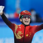 Wu Dajing (China), sărbătorind victoria în proba de mixt patinaj viteză