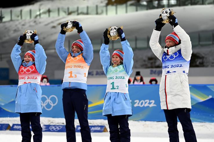 Marte Olsbu Roeiseland, Tarjei Boe, Tiril Eckhoff and Johannes Thingnes Boe ( de la stânga la dreapta), Norvegia - câștigători la proba de biatlon mixt