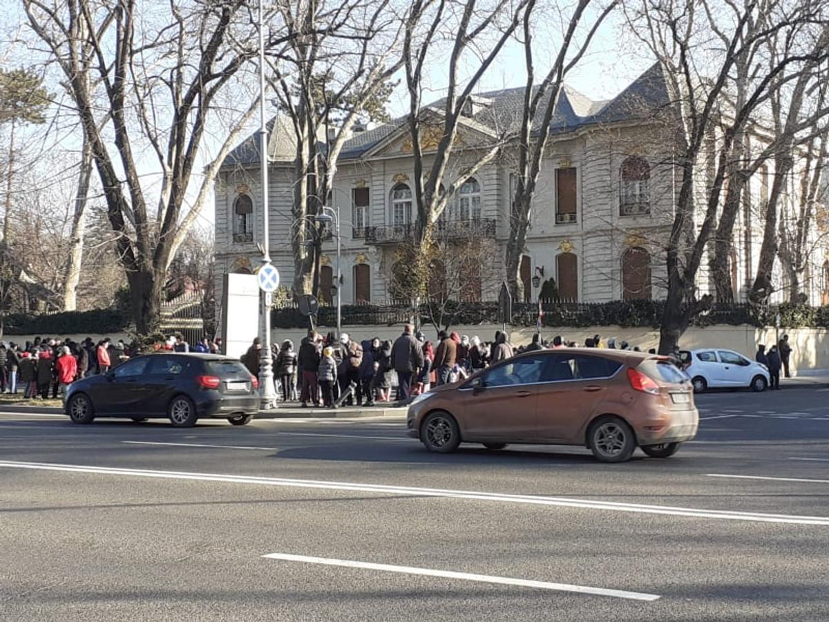 Sute de persoane în fața casei lui Gigi Becali