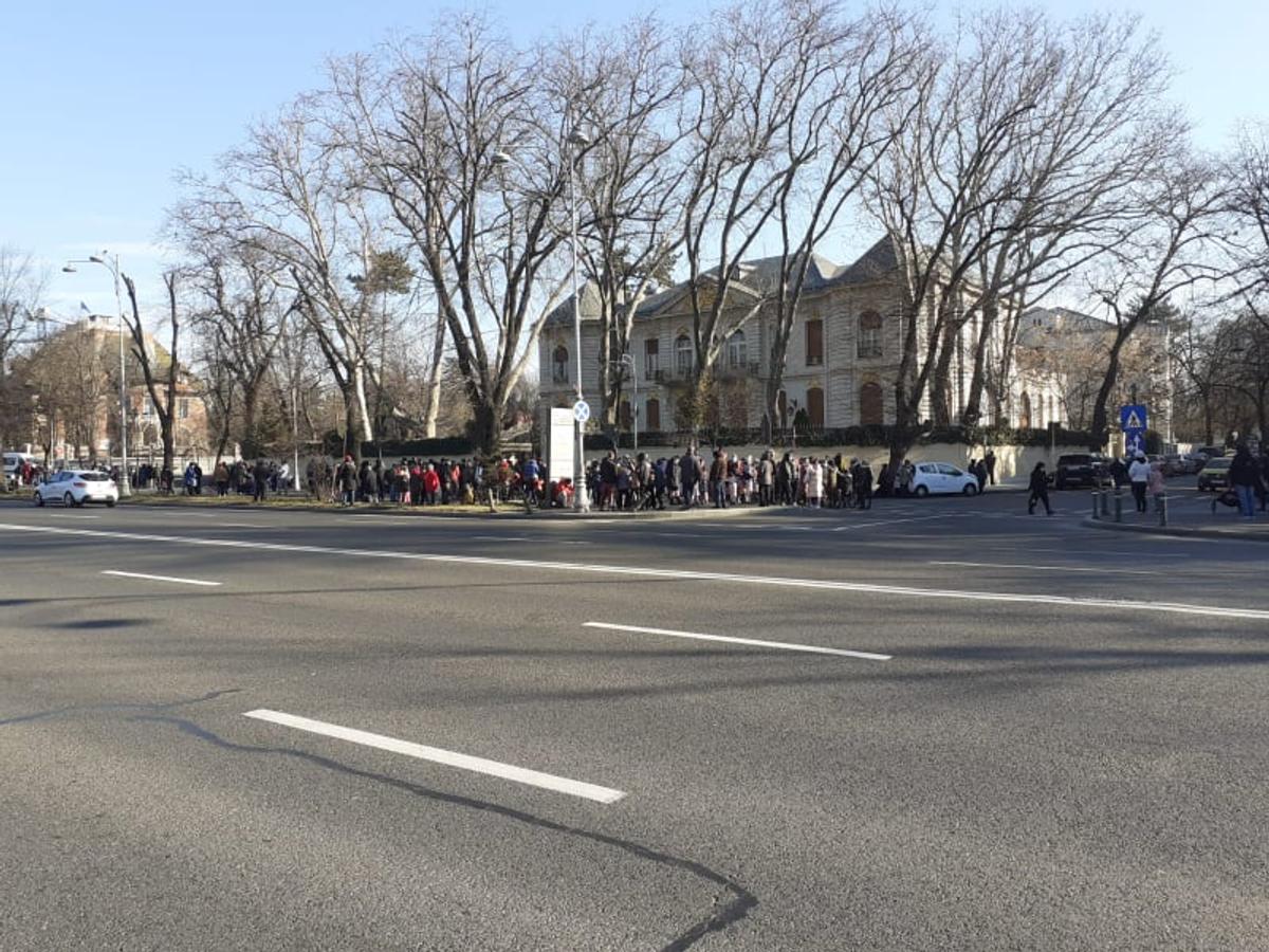 Sute de persoane în fața casei lui Gigi Becali