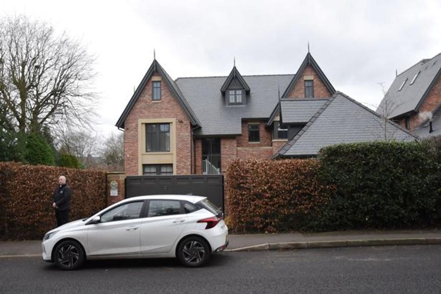 Așa arată casa lui Greenwood / foto: Daily Star Greenwood, amenințat după ce a fost arestat pentru agresarea iubitei » Ce măsuri și-a luat la conac + păzit de un câine de 25.000 de lire
