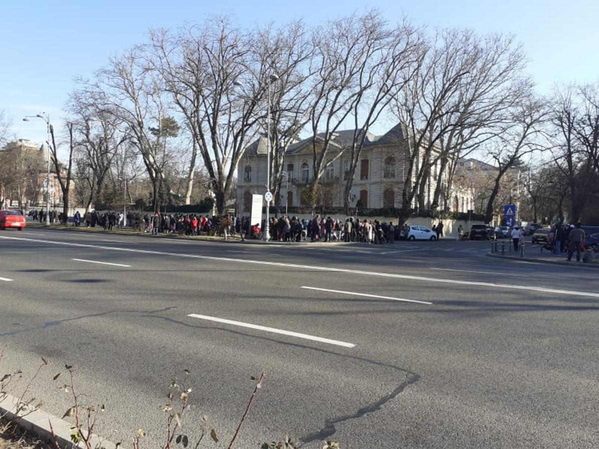 Sute de persoane în fața casei lui Gigi Becali