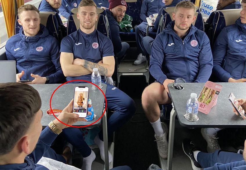 Jay Foulston (22 de ani), fundașul central al lui Taunton Town, echipă din al șaselea eșalon al fotbalului britanic, a fost surprins pe o aplicație de întâlniri într-o fotografie oficială a clubului.