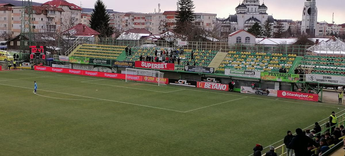 Imagini inedite în Superliga « Deținuții au mers în peluză și au făcut galerie pentru gazde: „Mulțumim pentru susținere!”