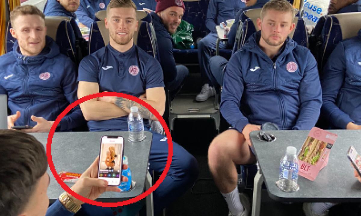 Prins pe Tinder cu Alexandra, în poza oficială din autocarul echipei