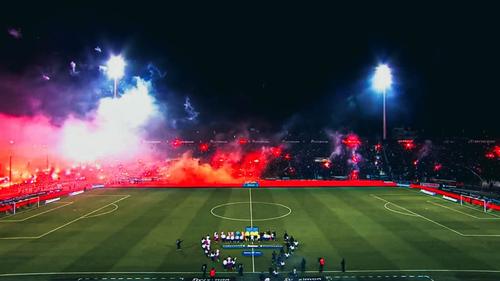 PAOK, formația pregătită de Răzvan Lucescu în Grecia, o înfruntă astăzi pe Olympiakos, campioana en-titre. Startul meciului a fost amânat cu 19 minute din cauza unor mesaje afișate în tribune