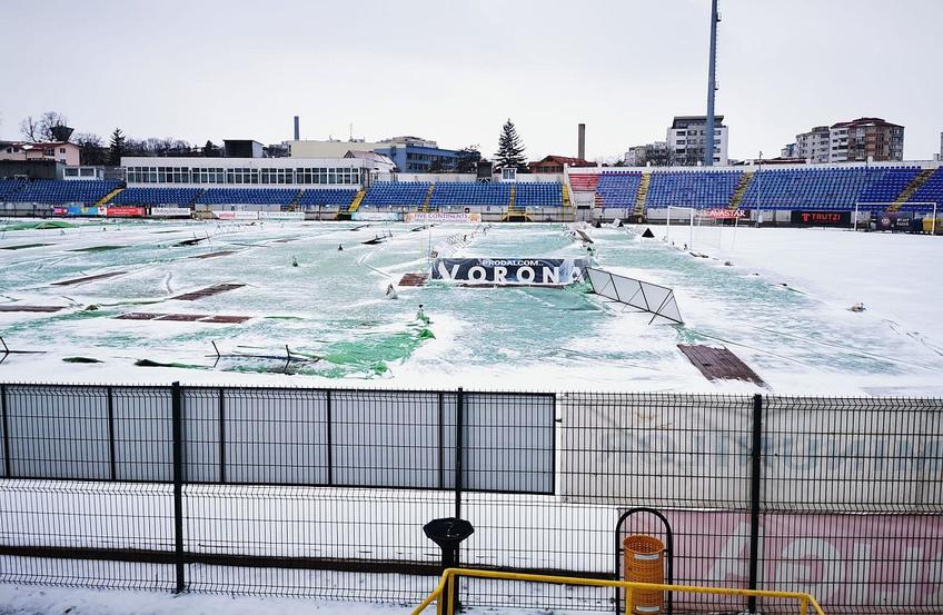 Conducerea lui FC Botoșani are de tras pentru ca meciul cu Petrolul de luni, ora 17:00, să se dispute în condiții optime.