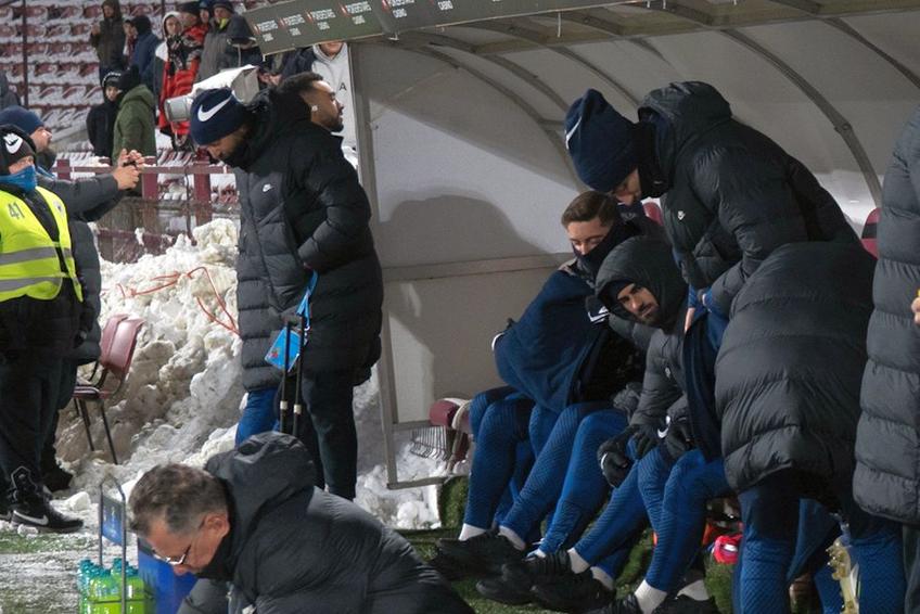 Billel Omrani, în plan îndepărtat, lângă banca de rezerve a FCSB // foto: Raed Krishan