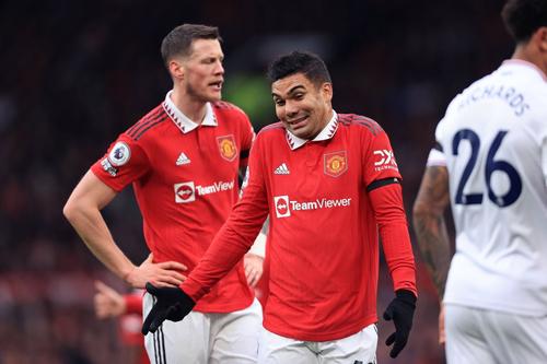 Casemiro (30 de ani), mijlocașul lui Manchester United, va fi suspendat pentru următoarele 3 meciuri de Premier League, după ce l-a apucat de gât pe Will Hughes, la victoria împotriva lui Crystal Palace, 2-1/ foto Imago Images