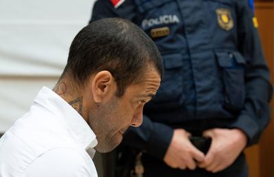 Cum arată Dani Alves după 13 luni de detenție » Azi a început procesul fostului star al Barcelonei acuzat de viol: aproape 300 de jurnaliști acreditați!